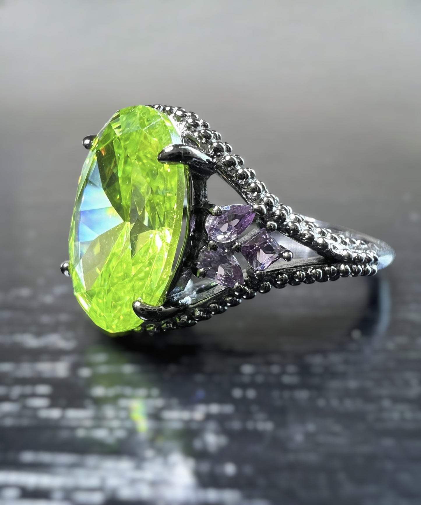 Unique and Limited Edition 925 Sterling Silver Oval Apple Green & Alexandrite Beaded Shank Ring